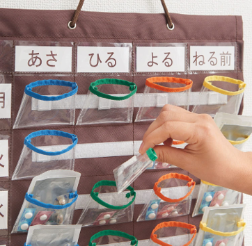 お薬カレンダーへ薬をセットしている様子